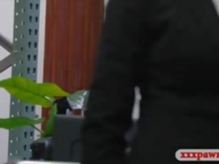 Affascinante milf fracassato da pawn uomo a guadagnare un chunk di soldi