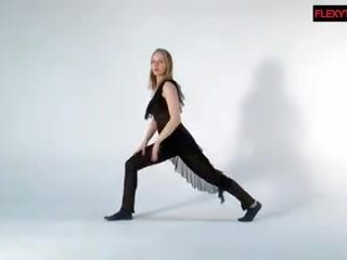 Sofya com grande saggy tetas faz groovy gymnastics: grátis sexo vídeo d2