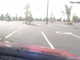 Randy maminka masturbuje v zaparkovaný auto zatímco manžel hodinky