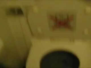 Pissen und masturbieren im flugzeug, free reged clip 6d