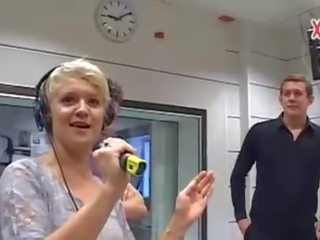 Eşikli heleý, ýalaňaç erkek jiklamak putz tricks on radio vid