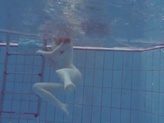Grand nag dekleta pod vodo v na bazen, xxx film 56