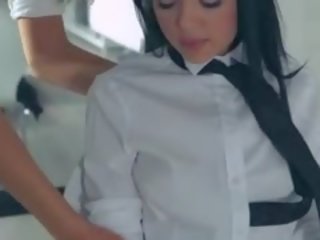 Swell 소녀 놀리는 그녀 자신 에 바지