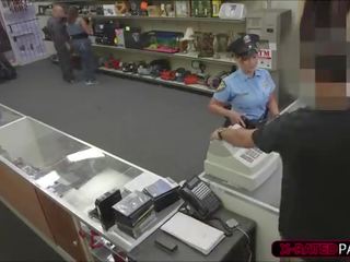 Enticing policija pareigūnas nori į pawn jos stuff ends į viršų į as ofisas