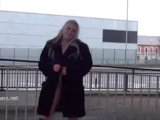 Očarljivo blondinke kaz utripa podjetje prsi in milf javno