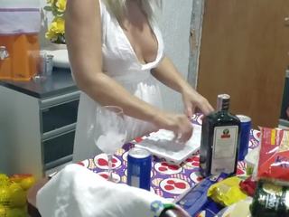 Groovy youtuber dona angelica - attractive milf dekolte in.
