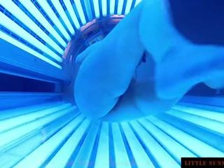 Tanning 床 日光浴 sonnenbank 有趣 刺穿 的阴户 和