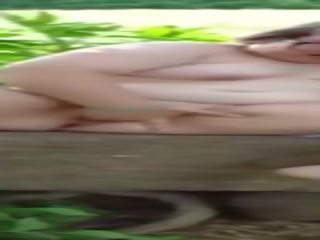 Hannah horn masturbates në një park në the middle i the ditë