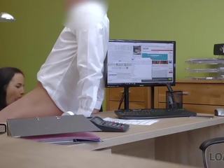 Loan4k serioz loan agjent stërvitje trap i bukuroshe.
