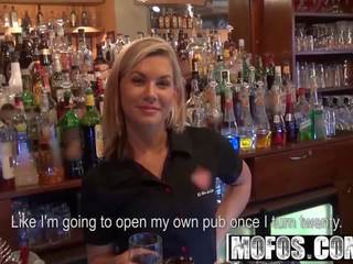 Publick 皮卡 - rihanna samuel - barmaid 有 鋪設.