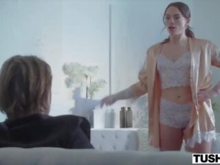 Tushy крихітна софія отримує schooled в анал по її лікар