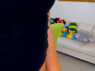 Süýji brunet next door with big boobies masturbates