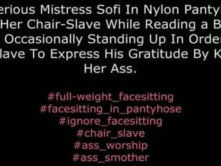 Magkasintahan sofi sa naylon tights full-weight facesitting habang reading a book - ito ay isang absolute ignorant pangdodomina ng babae