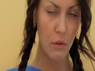 Darkhair modelu v podpatky odření a klitoris