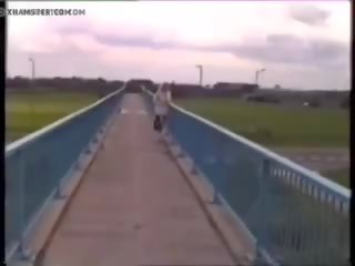 Zralý blondýnka nahý pod coat walking na overbridge.
