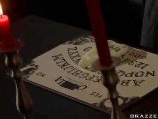 Janine mainan ouija to find a spirit together close by a massive timun