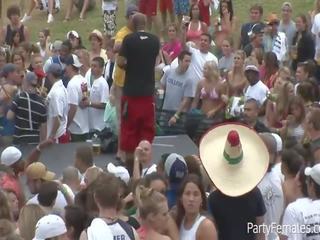 Hotties entertain a rahvahulk poolt vilkuv tissid