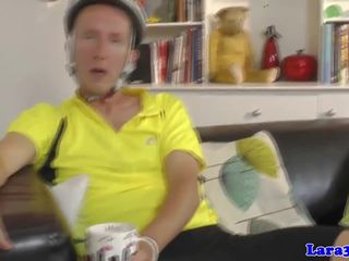 英国的 full-blown 在 丝袜 picks 向上 cyclist 为 他妈的