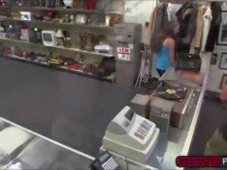 Tattooed provocative rocker stunner makakakuha ng fucked mula sa likod ng para perang hawak