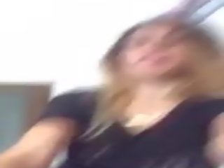 Giovane puttanella balla con mutanda nella figa: odrasli video 60