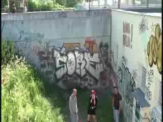 Publike treshe nga tram stop