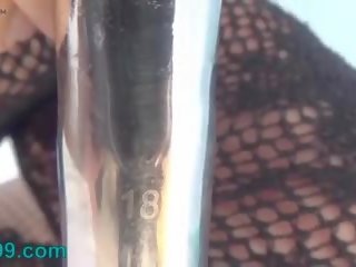 Ženska masturbirala ji pee luknja s a velika dildo od.