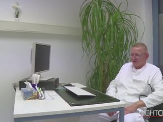 德语 青少年 nadine beim frauenarzt dr spreitzer und.