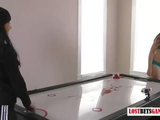 Du enticing merginos žaisti a žaidimas apie nusirengti oro hockey