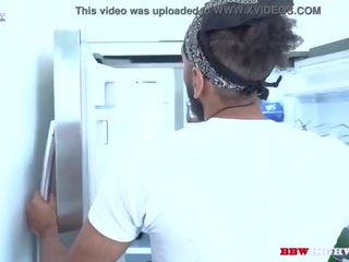 Bella sneaks a husí kůže na dostat phallus pro ji mothers steady