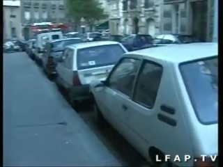 Jeune exhib francaise pompe une bonne queue en pleine rue