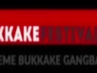 Prsatá bukkake feny mající a hluboké kouření challenge.