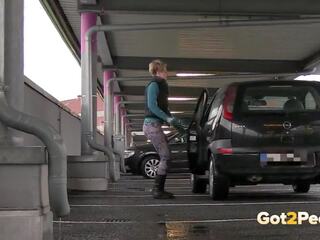Desperate punca pisses v avto parkirati, brezplačno umazano film 69