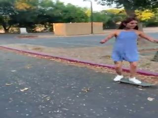 Vytetovat bruslař adolescent vanessa vega v skateboarding a stříkat v veřejné