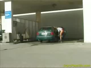 瘋狂的 撒尿 青少年 在 該 汽車 洗