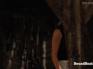 Nakatali ginintuan ang buhok lesbiyan alipin whipped at ikadena sa pamamagitan ng kasambahay