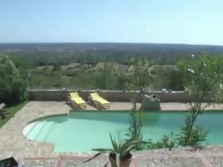 Aleman ina tinatangkilik a poolside dp, Libre may sapat na gulang pelikula ad