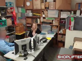 有趣 shoplifting 屄 在 店 幕後