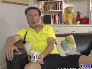 Britaniýaly nubile in pov aýakgap gets a agzy doly