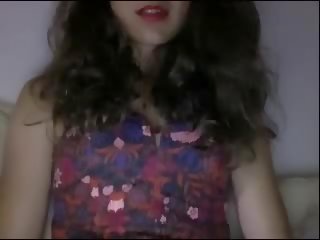 Alluring lassie touchs kanya suso at masturbates mismo sa