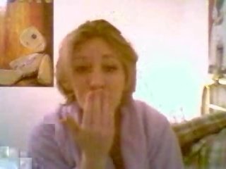 Camgirl shaking her big emjekler on her mov