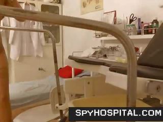 Karštas kojos aukštas kulnai paauglys nuvyko į gynecologist paslėptas kamera filmas