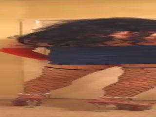 Bruna puttana in fencenet tubo flessibile