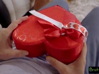 Bratty stepsis - קטן אחות חורגת falls ל stepbrothers vday הפתעה s4&colon;e4