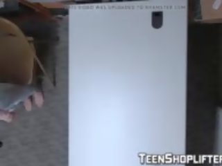 Adoleshent kërkuar në vjedh unpunished por ajo mora kar.