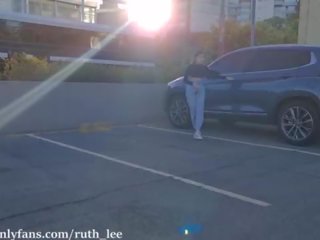 Čudovito bejba masturbira v na avto in je discovered s na policija