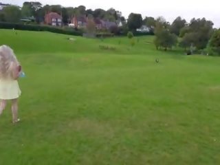 Slutty bjonde adoleshent rides një pecker në crowded publike park