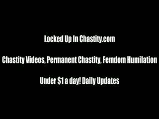 Seksualisht ngjallur moore locks juaj useless kokosh lart në një chastity pajisje