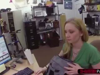 Dapper blondinė goddess sells jos xbox console ir gauna pakliuvom sunkus