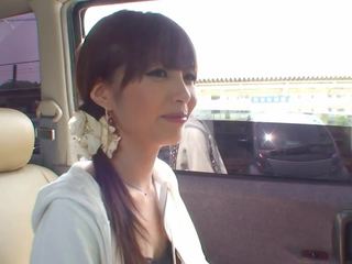 Fresh faced brunet masturbates in the back seat of a maşyn