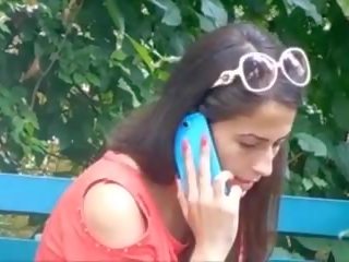 Elizabeth douglas pri parkirati na telefon s peščena yardish